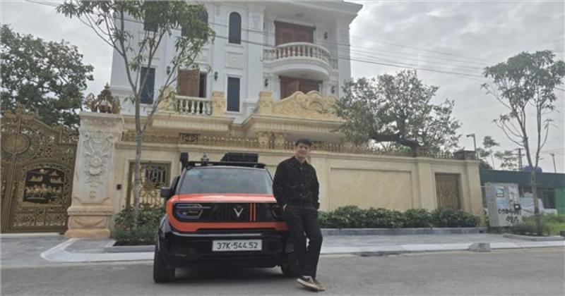 Một cặp vợ chồng đang được nhân viên tư vấn về các lựa chọn mua xe Vinfast tại đại lý Cần Thơ